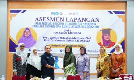 ASESMEN LAPANGAN REAKREDITASI PROGRAM STUDI DOKTOR MANAJEMEN FEB UNIB OLEH TIM LAMEMBA