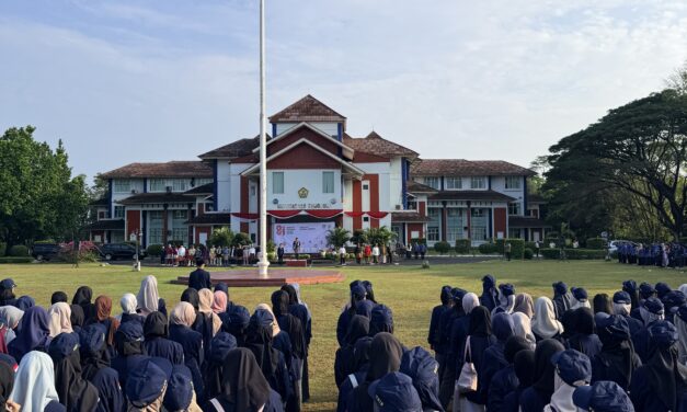 Semarak HUT ke-81 RI, Sivitas Akademika FEB UNIB Ikuti Upacara dan Perlombaan Kemerdekaan